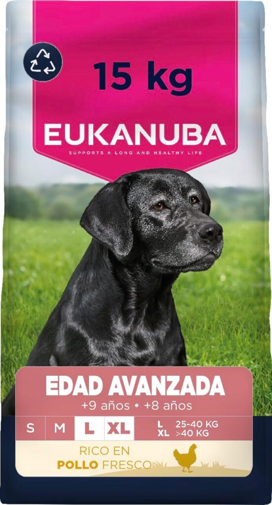 Bolsa de comida para perros senior Eukanuba de 15 kg, en tonos rosa y azul, con un labrador negro sentado sobre césped. Fórmula para perros grandes y extra grandes de edad avanzada, rica en pollo fresco.
