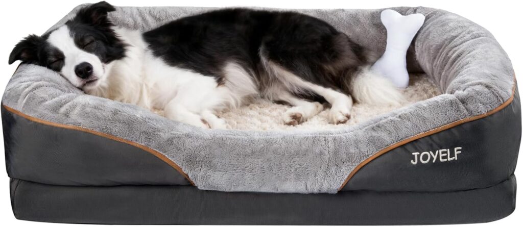 Border Collie adulto blanco y negro durmiendo plácidamente en cama ortopédica JOYELF gris. Perro acostado de lado con ojos cerrados, boca entreabierta, juguete chirriador blanco en forma de hueso junto a sus patas. Cama con bordes elevados acolchados, funda gris aterciopelada, logo JOYELF visible en esquina inferior. Fondo blanco.