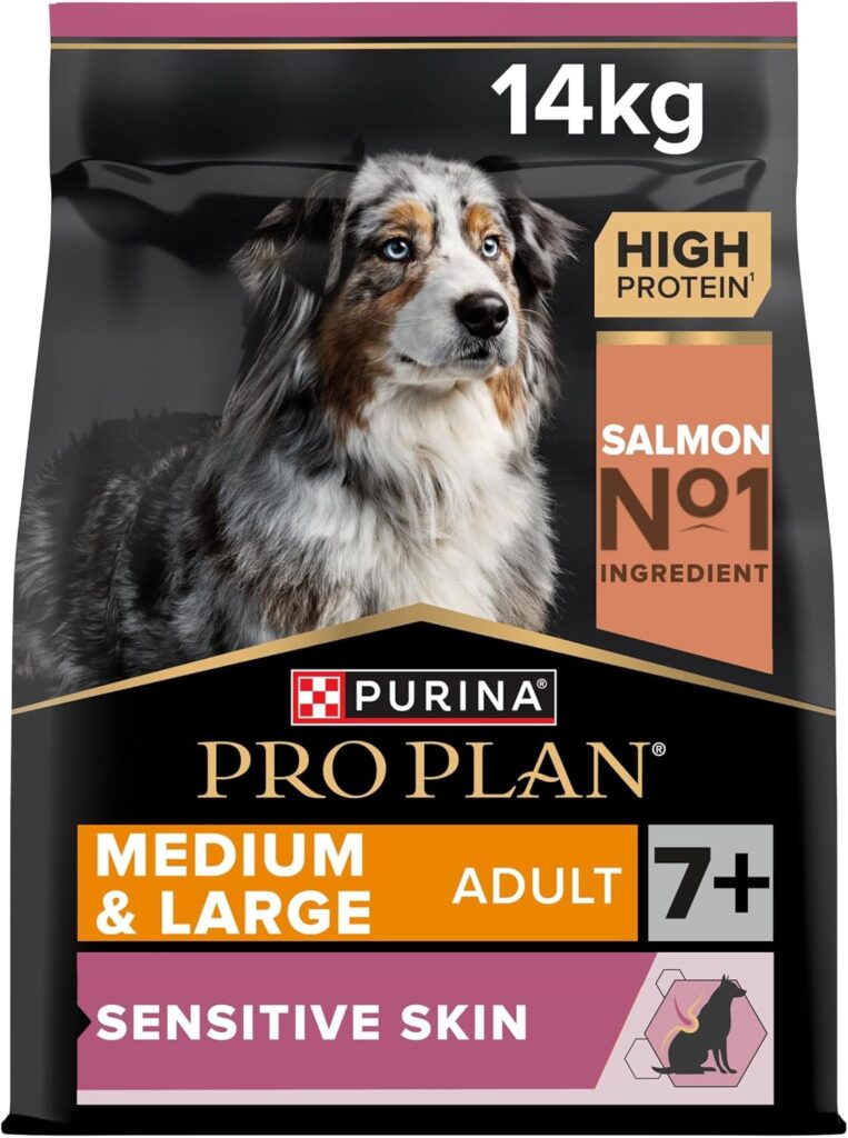 “Saco de pienso Purina Pro Plan Medium & Large Adult 7+ Sensitive Skin, con perro adulto de pelaje tricolor en el frente. Fórmula alta en proteína con salmón como primer ingrediente, diseñada para perros medianos y grandes mayores de siete años con piel sensible