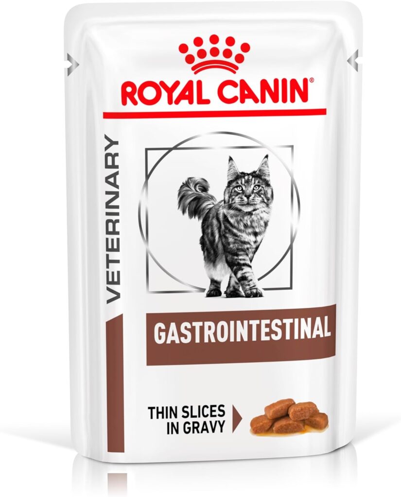 “Bolsa de comida húmeda para gatos Royal Canin Veterinary Gastrointestinal, con diseño blanco y detalles en rojo y marrón, imagen de un gato en el centro y etiqueta ‘thin slices in gravy’. Fórmula veterinaria indicada para el soporte digestivo felino