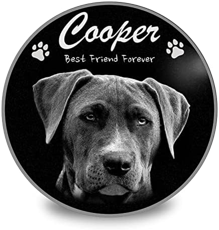 Imagen conmemorativa circular en blanco y negro de un perro de raza tipo Pitbull o Labrador llamado Cooper. En la parte superior aparece el nombre 'Cooper' en caligrafía elegante, acompañado de la frase 'Best Friend Forever' y dos huellas de perro a los lados. El fondo es oscuro, resaltando la mirada serena del perro.