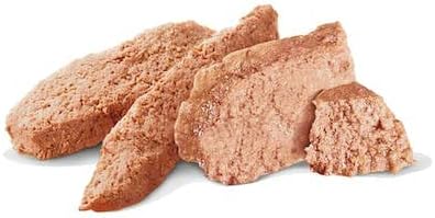 Porciones de comida húmeda para mascotas en tonos marrón rosado, con textura suave y bordes ligeramente desmenuzados, presentadas sobre fondo blanco para mostrar su consistencia.