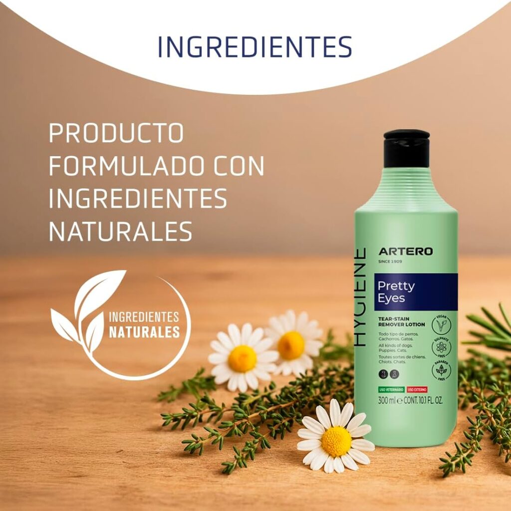 Infografía de la loción Artero Pretty Eyes sobre una mesa de madera. A la izquierda, el texto "Producto formulado con ingredientes naturales" acompaña a un sello circular con una hoja. A la derecha, se muestra el envase del producto junto a flores de manzanilla frescas y ramitas de tomillo y romero, reforzando su composición botánica y natural.